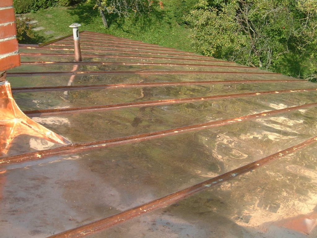 Kupfer-Blechdach in der Ausführung einer tradionellen Stehfalzdeckung, ausgeführt in Graz-Umgebung