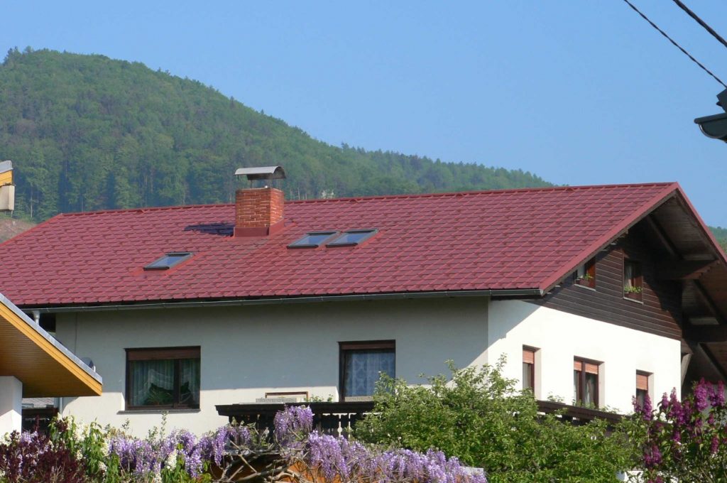 Dachsanierung: Prefa Blechdach in Stucco-oxydrot. Ausführung in Graz – Andritz