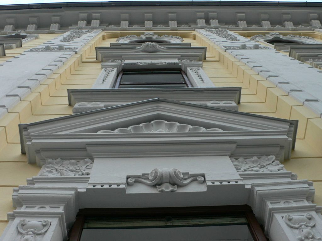 Fassadensanierung: Fenstergiebel wurde mit Zinkblech verwahrt. Es handelt sich dabei um eine tradionelle klassische Ausführung in der Altstadt. Ausgeführt in Graz Heinrichstraße.