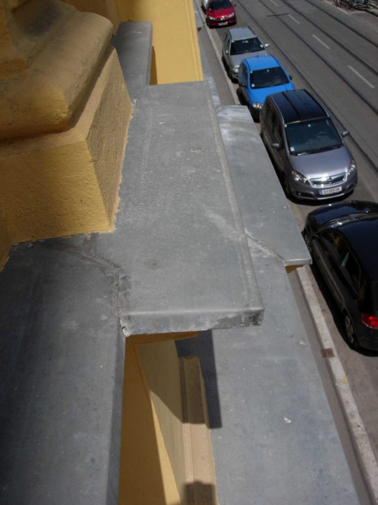 Fassadensanierung: Fenstergiebel wurde mit Zinkblech verwahrt. Es handelt sich dabei um eine tradionelle klassische Ausführung in der Altstadt. Ausgeführt in Graz Heinrichstraße.