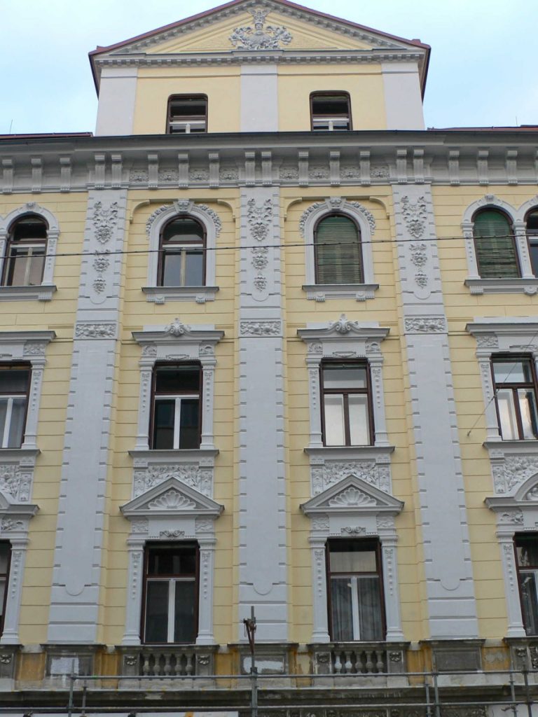 Fassadensanierung: Fenstergiebel wurde mit Zinkblech verwahrt. Es handelt sich dabei um eine tradionelle klassische Ausführung in der Altstadt. Ausgeführt in Graz Heinrichstraße.