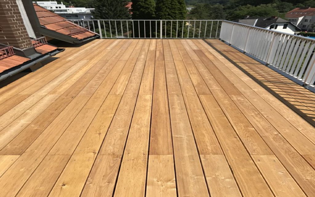 Terrasse-Flachdachabdichtung durch eine Folienabdichtung, darüber Schutzmatte und Dielenbelag in Lärche