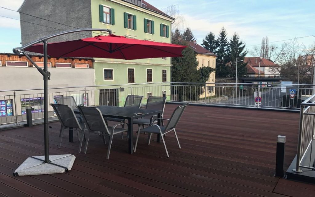 Terrassen-Folienabdichtung mit Dielenbelag und Anschlußverblechungen zum Geländer