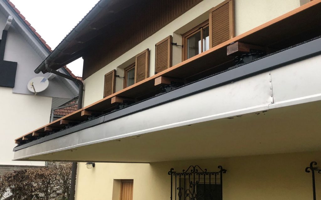 Balkon-Aufbau,Schitt: Blende,Folienabdichtung mit Traufenblech, Aufbau des Dielenbelages